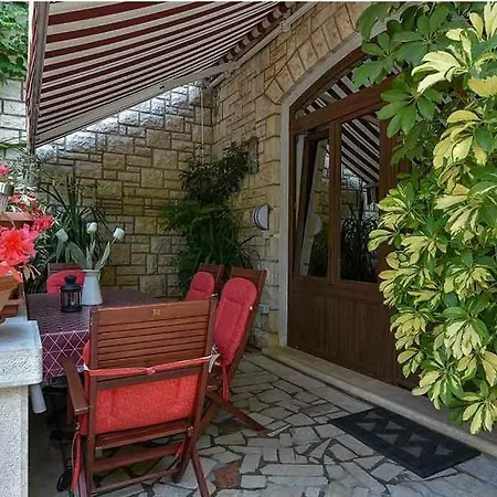 Melanija Apartment *
