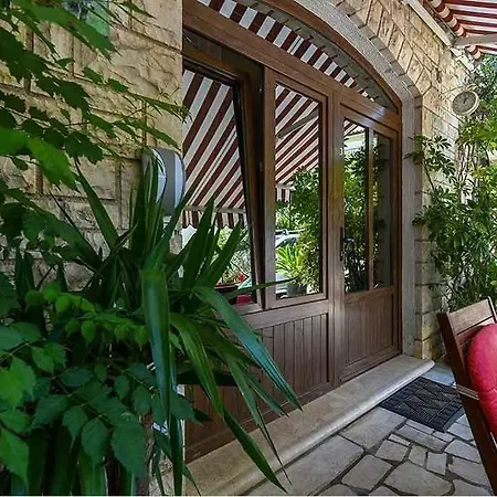 Melanija Apartment *